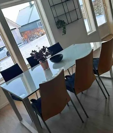 Hotel Enebolig Pa Vakre Hakoya, Like Ved Tirpiz Vraket Tromsø
