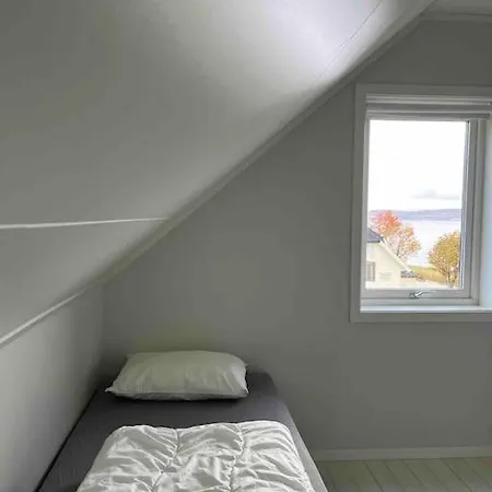 Hotel Enebolig Pa Vakre Hakoya, Like Ved Tirpiz Vraket Tromsø