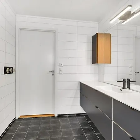 Enebolig Pa Vakre Hakoya, Like Ved Tirpiz Vraket Hotel *
