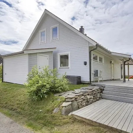 Hotel Enebolig Pa Vakre Hakoya, Like Ved Tirpiz Vraket Tromsø